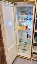 Miele K9752iD kjøleskap ferdig innbygget i skapskrog med dør, pent brukt