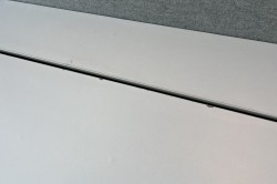 Skrivebord med elektrisk hevsenk i hvitt / sort fra SA Møbler, modell Snitsa, 164x82cm, brukt