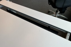 Skrivebord med elektrisk hevsenk i hvitt / sort fra SA Møbler, modell Snitsa, 164x82cm, brukt