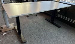 Skrivebord med elektrisk hevsenk i hvitt / sort fra SA Møbler, modell Snitsa, 164x82cm, brukt
