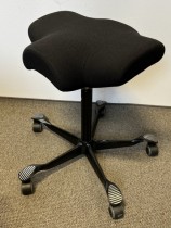 Ergonomisk kontorstol: Håg Capisco 8105 sadelstol i sort stoff, 69cm sittehøyde, pent brukt