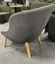 Loungestol / lenestol i mørkt grått stoff / eik ben fra Normann Copenhagen, modell Hyg Low, pent brukt