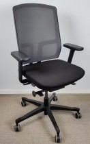 EFG One Sync kontorstol i sort stoff, NYTRUKKET, rygg i grå mesh, armlener i sort, pent brukt