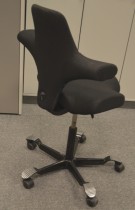 Ergonomisk kontorstol Håg Capisco 8106 nytrukket i sort stoff, 69cm sittehøyde, NYTRUKKET / pent brukt