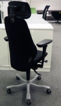 Kontorstol: Kinnarps FreeFloat 6000 / Plus 6 i sort stoff, NYTRUKKET; gel-armlener, nakkepute i sort skinn, sort kryss, høy rygg, pent brukt