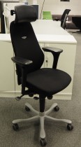 Kontorstol: Kinnarps FreeFloat 6000 / Plus 6 i sort stoff, NYTRUKKET; gel-armlener, nakkepute i sort skinn, sort kryss, høy rygg, pent brukt