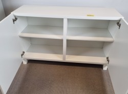 Enkel skjenk med dører i hvitt, Ikea Bestå-serie, 120cm x 41,5cm x 74cm høyde, pent brukt