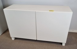 Enkel skjenk med dører i hvitt, Ikea Bestå-serie, 120cm x 41,5cm x 74cm høyde, pent brukt