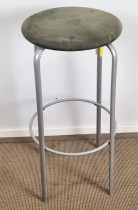 Kinnarps Frisbee barkrakk, sete med mosegrønt comfort stoff, grått understell, 79cm sittehøyde, pent brukt