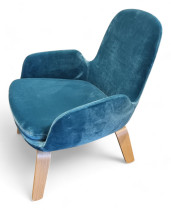 Loungestol i sjøgrønt velurstoff / ben i eik fra Normann Copenhagen, modell Era Lounge Low Oak, pent brukt