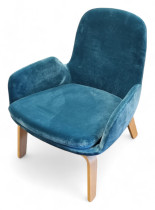 Loungestol i sjøgrønt velurstoff / ben i eik fra Normann Copenhagen, modell Era Lounge Low Oak, pent brukt