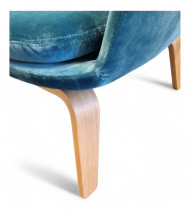 Loungestol i sjøgrønt velurstoff / ben i eik fra Normann Copenhagen, modell Era Lounge Low Oak, pent brukt