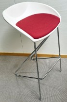 Barstol i hvitt / rødt stoff / krom fra ForaForm, modell Popcorn, sittehøyde 80cm, pent brukt