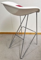 Barstol i hvitt / rødt stoff / krom fra ForaForm, modell Popcorn, sittehøyde 80cm, pent brukt