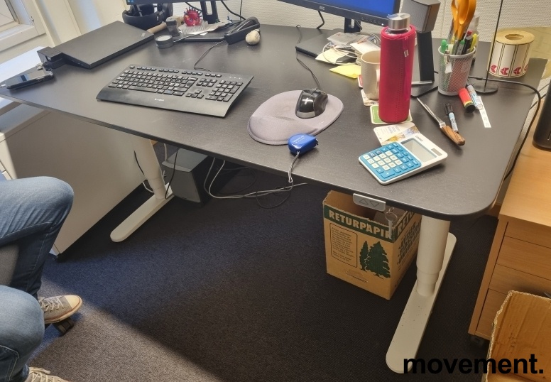 Solgt!IKEA Bekant elektrisk hevsenk i - 1 / 2