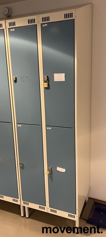 Solgt!Garderobeskap i stål, lys grå / blå