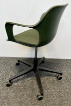 Vitra Hal Armchair konferansestol på hjul i grønn plast / grønt sete, fotkryss i sort, design:Jasper Morrison, pent brukt