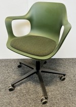 Vitra Hal Armchair konferansestol på hjul i grønn plast / grønt sete, fotkryss i sort, design:Jasper Morrison, pent brukt