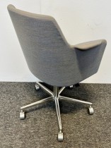 Konferansestol på hjul i lys lilla Remix-stoff / polert aluminium, Lammhults Carousel, pent brukt