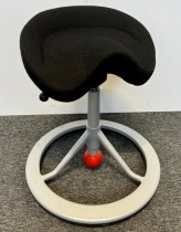 Kontorstol: BackApp ergonomisk kontorstol i sort stoff med rød kule, pent brukt