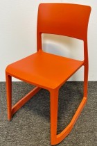 Vitra Tip Ton konferansestol / stablestol i rød-orange, design: Edward Barber & Jay Osgerby, pent brukt
