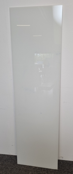Smalt whiteboard i hvitt glass fra