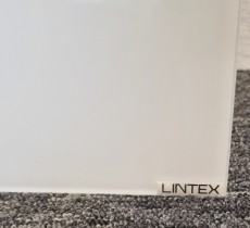 Smalt whiteboard i hvitt glass fra Lintex, 55x190cm, vegghengt, pent brukt