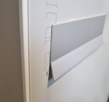 Smalt whiteboard i hvitt glass fra Lintex, 55x190cm, vegghengt, pent brukt