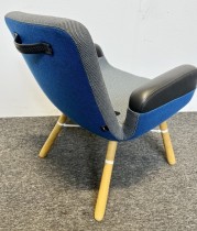 Stilig loungestol i blåfarger / eik fra Vitra, East River Chair, design: Hella Jongerius, pent brukt