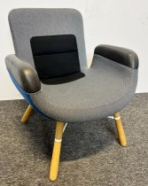Stilig loungestol i blåfarger / eik fra Vitra, East River Chair, design: Hella Jongerius, pent brukt