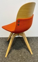 ForaForm Con konferansestol / besøksstol i rødorange stoff / eik, med sving, pent brukt