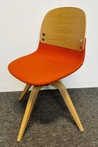 ForaForm Con konferansestol / besøksstol i rødorange stoff / eik, med sving, pent brukt