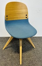 ForaForm Con konferansestol / besøksstol i blått stoff / eik, med sving, pent brukt
