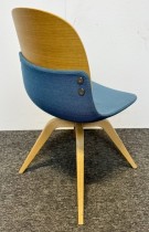 ForaForm Con konferansestol / besøksstol i blått stoff / eik, med sving, pent brukt