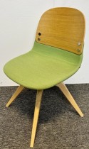 ForaForm Con konferansestol / besøksstol i grønt stoff / eik, med sving, pent brukt