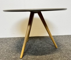 Rundt loungebord fra ForaForm, modell CUP, lys grå, eik ben, Ø=54,5cm, H=39cm, pent brukt