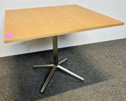 Kompakt møtebord / kantinebord i eik / polert aluminium fra Lammhults, 90x90cm, pent brukt