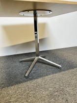 Kompakt møtebord / kantinebord i eik / polert aluminium fra Lammhults, 90x90cm, pent brukt