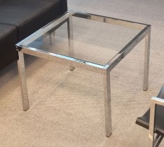 Lavt 60x60cm glassbord / Loungebord i klart, herdet glass og ramme i krom, 47cm høyde, pent brukt