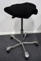 Ergonomisk kontorstol: Håg Capisco 8105 sadelstol nytrukket i sort, 85cm sittehøyde, nytrukket