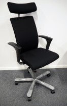 Håg H04 4600 kontorstol i sort, nytrukket, høy rygg, armlener og nakkepute, pent brukt