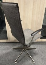 Konferansestol fra Bent Krogh, Danmark, modell Inferno med høy rygg, understell i satinert stål, nytrukket i grått Remix-stoff, pent brukt