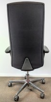 Kontorstol: Savo XO nytrukket i sort stoff med armlene, høy rygg, kryss i polert aluminium, pent brukt / NYTRUKKET