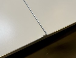 Stort møtebord i hvitt / aluminium fra Fritz Hansen, 420x140cm, 14-16 personer, brukt med noe slitasje