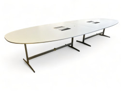 Stort møtebord i hvitt / aluminium fra Fritz Hansen, 420x140cm, 14-16 personer, brukt med noe slitasje