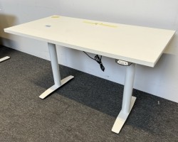Skrivebord med elektrisk hevsenk i hvitt fra Svenheim, 120x60cm, pent brukt