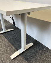 Skrivebord med elektrisk hevsenk i hvitt fra Svenheim, 120x60cm, pent brukt
