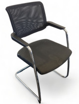 Konferansestol i sort  / mesh rygg / krom ramme fra Brunner, modell Too 2.0, pent brukt