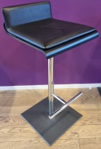 Barstol fra Brunner, modell We_Talk, design: Justus Kolberg, 79cm sittehøyde, sort skinn/krom, pent brukt