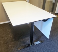 Skrivebord med elektrisk hevsenk i hvitt/sort/krom fra Svenheim, frontplate, 180x90cm, pent brukt